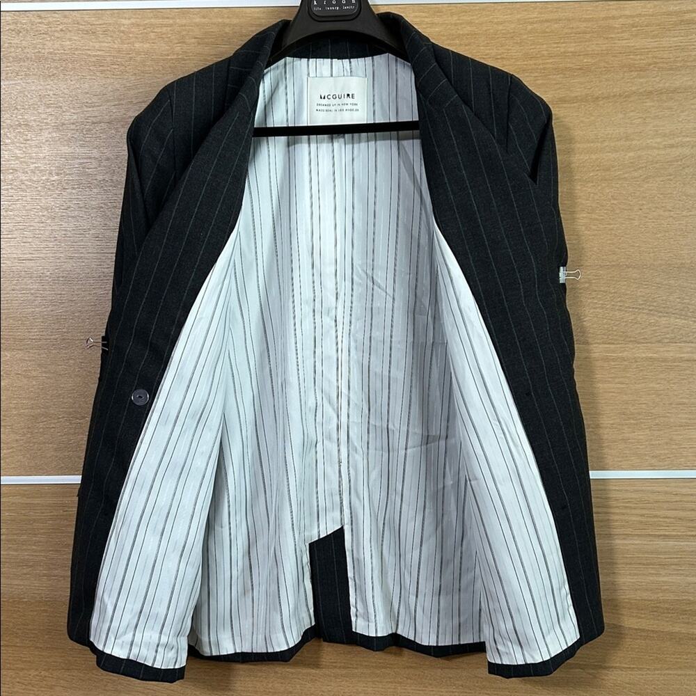 McGuire women’s Sz Large 53% wool Blazer Charcoal Pinstripe fully lined - Picture 6 of 10